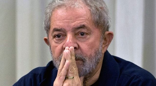 Lula é ameaçado por bolsonaristas após sair de casa.