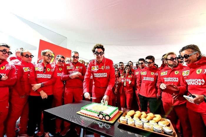 VOCÊ SABIA!? A Ferrari contratou comediantes para serem estrategistas na temporada de 2022.