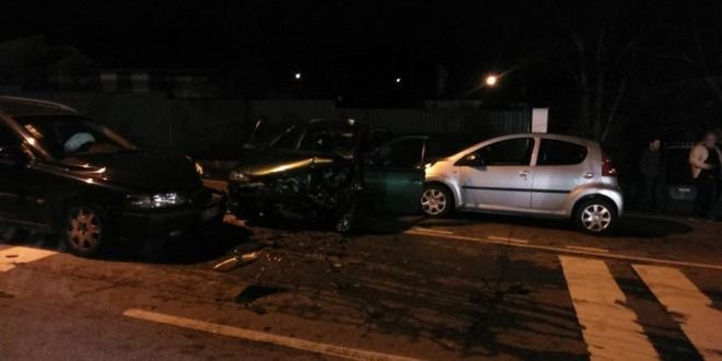 Cinco feridos em embate frontal entre dois carros em Viseu