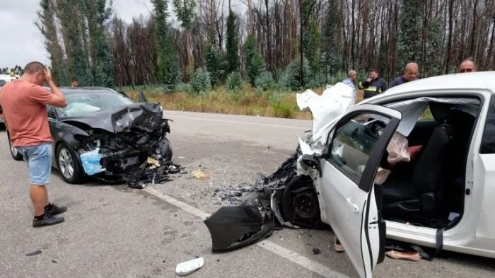 Dois menores morrem num acidente com três carros