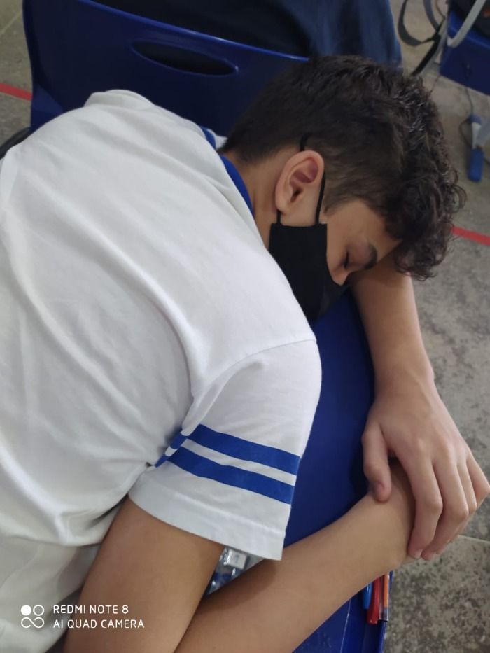 Mendigo dorme em cadeira de bar e é encontrado horas depois morto após chuva forte em Fortaleza