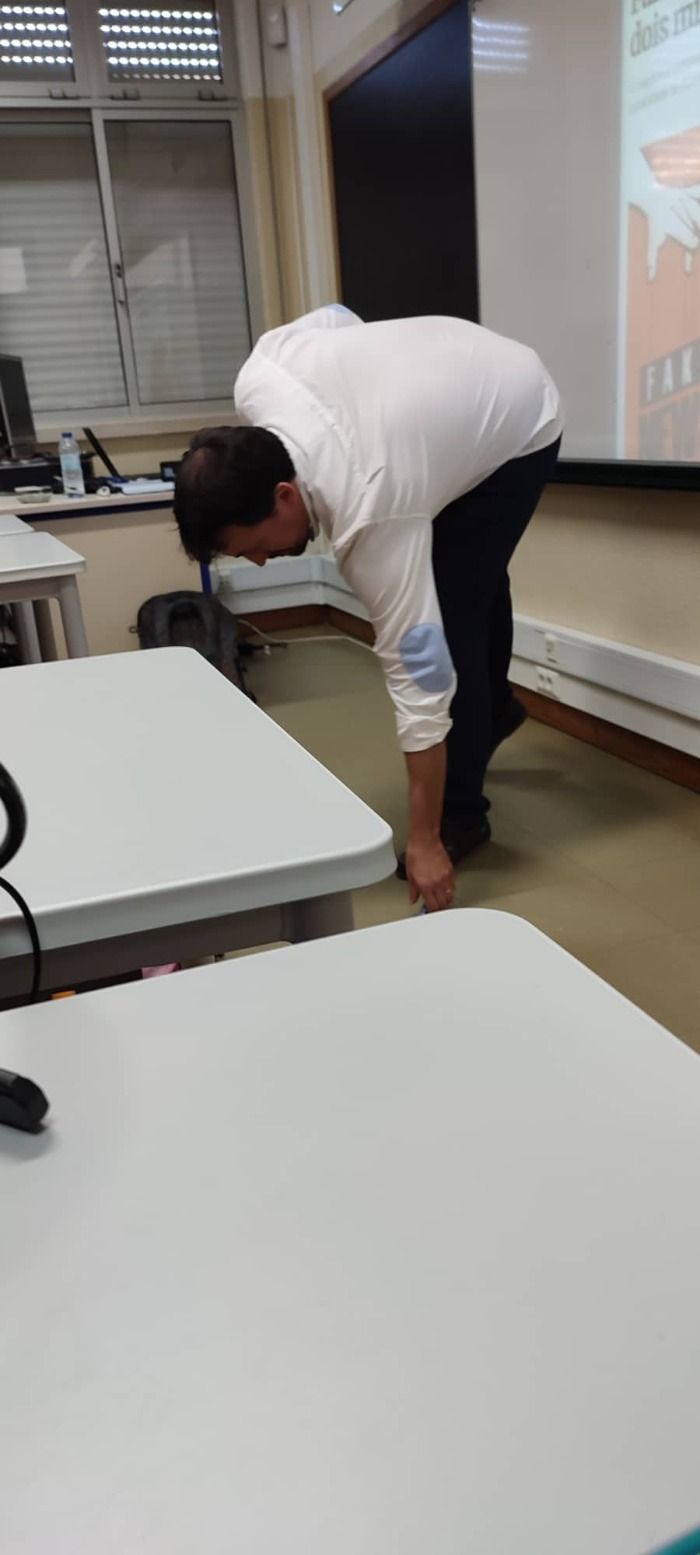 Professor de Geografia cai alcoolizado na sala de aula