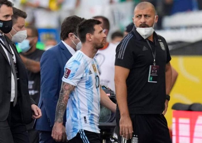 Partida pelas eliminatórias é interrompida após fala de jogador argentino. 
