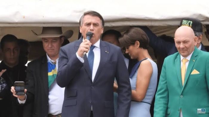 O silêncio de Bolsonaro não é em vão
