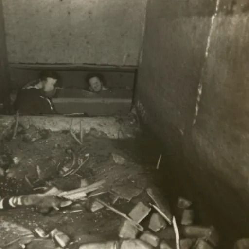 HITLER  é encontrado vivo em bunker na Argentina, após 78 anos.
